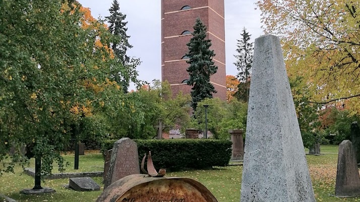 PYHÄINPÄIVÄN ILTAKIERROS VANHALLA HAUTAUSMAALLA