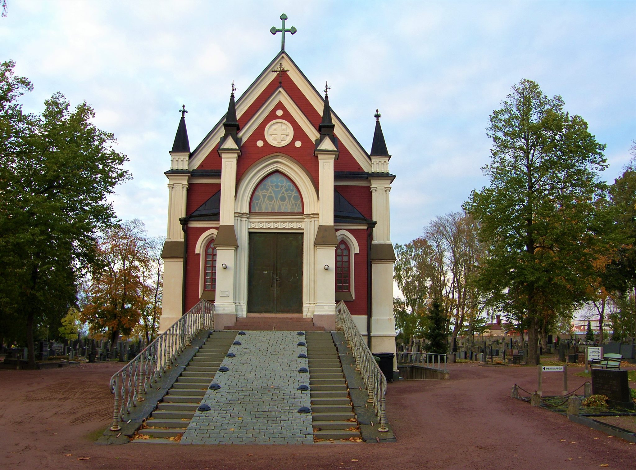 Mausoleumin, kappelien ja paasien tarinaa – Puistokävely Käppärän hautausmaalla