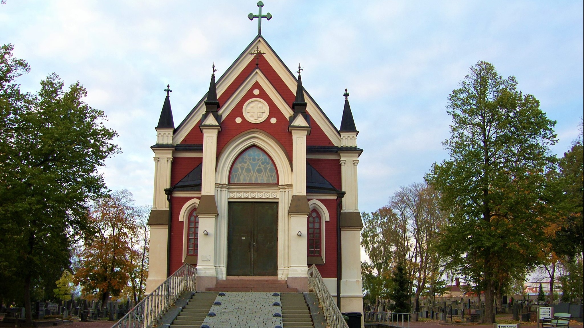 Mausoleumin, kappelien ja paasien tarinaa – Puistokävely Käppärän hautausmaalla