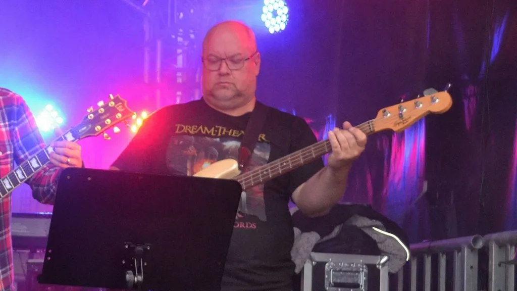 Pasi Nieminen ja musiikkiopiston entiset oppilaat Kankaanpään torilla